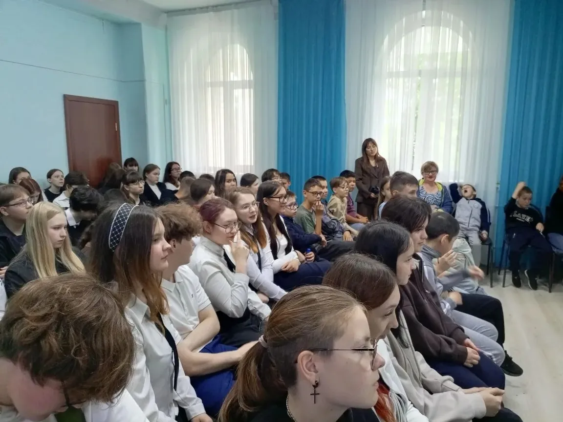 «Урал батыр» һарайында тамашасылар урындағы яҙыусылар һәм шағирҙар менән осрашты