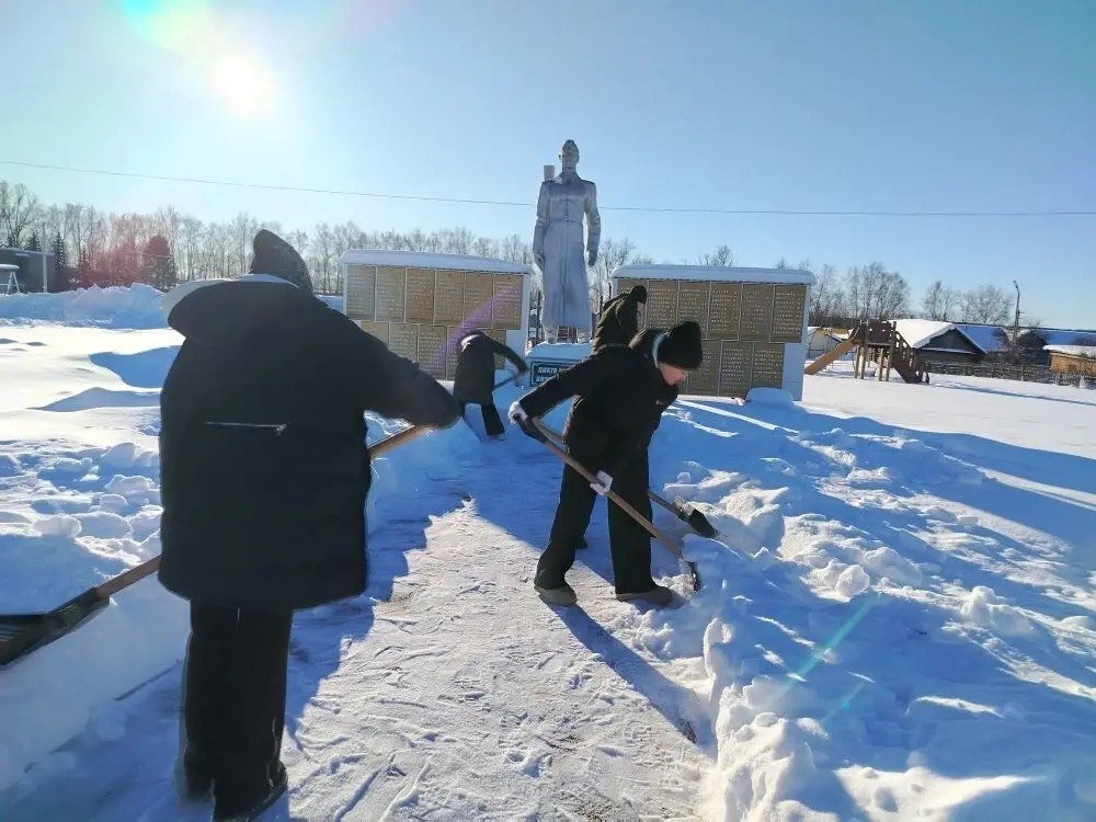 Мәтәүбашта хеҙмәт десантында ҡатнашыусылар Дан паркын ҡарҙан таҙартты