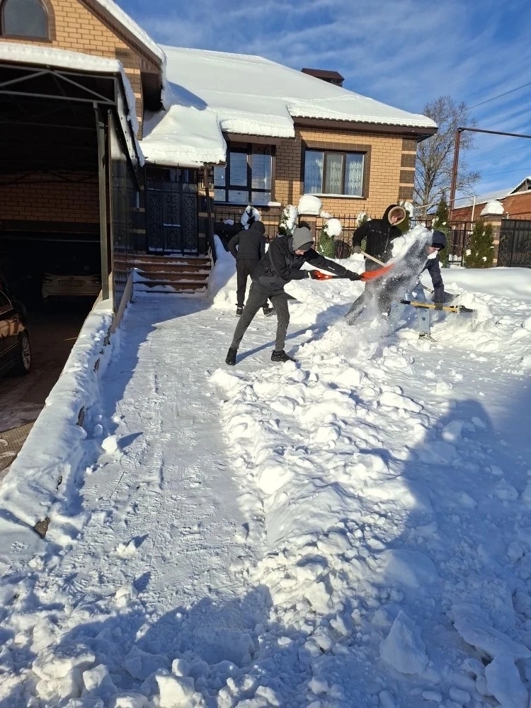 Колледж ирекмәндәре үҙебеҙҙекеләргә һәм уларҙың ғаиләләренә ярҙам итә