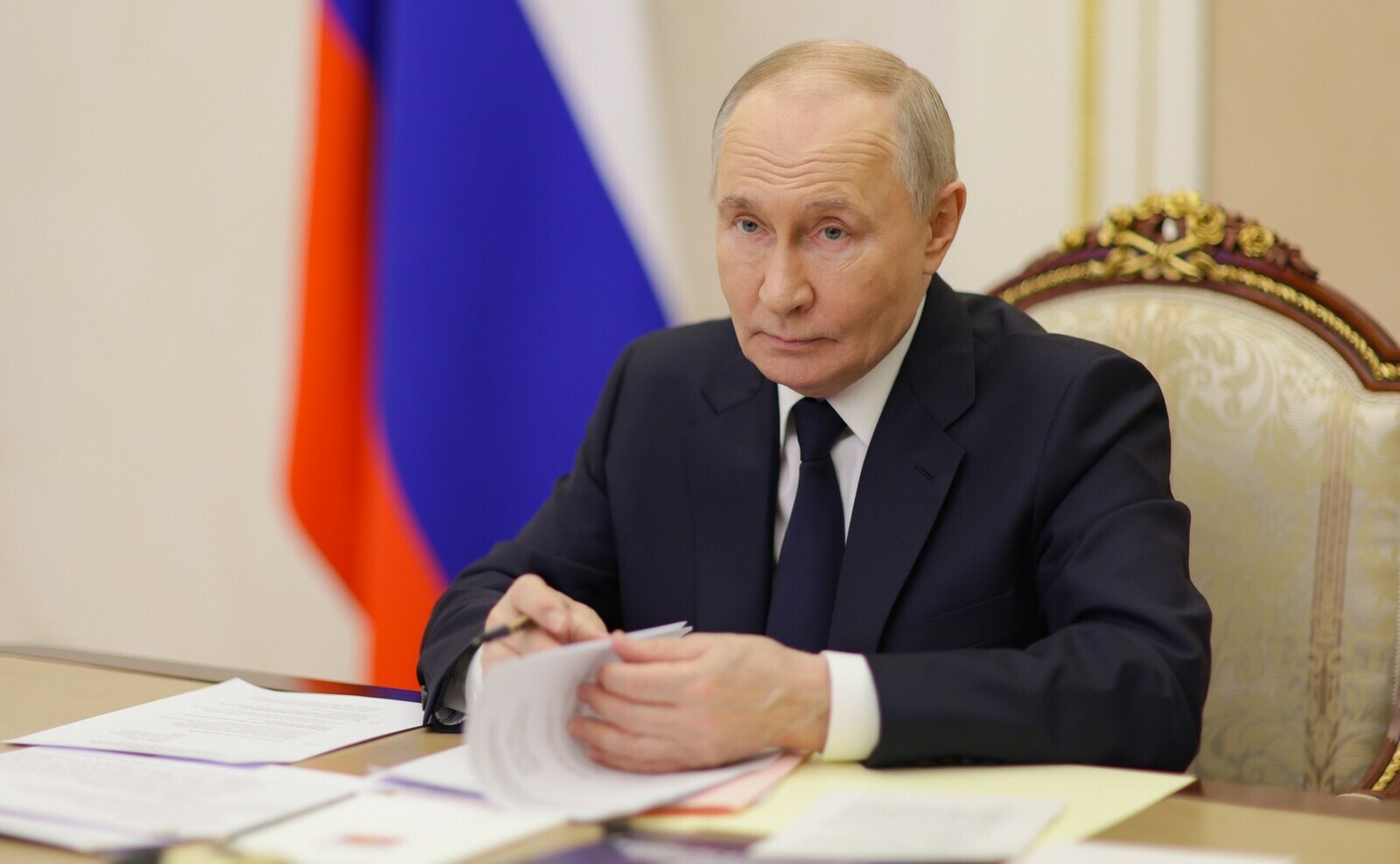 Путин Хөкүмәт ағзалары менән кәңәшмә үткәрҙе