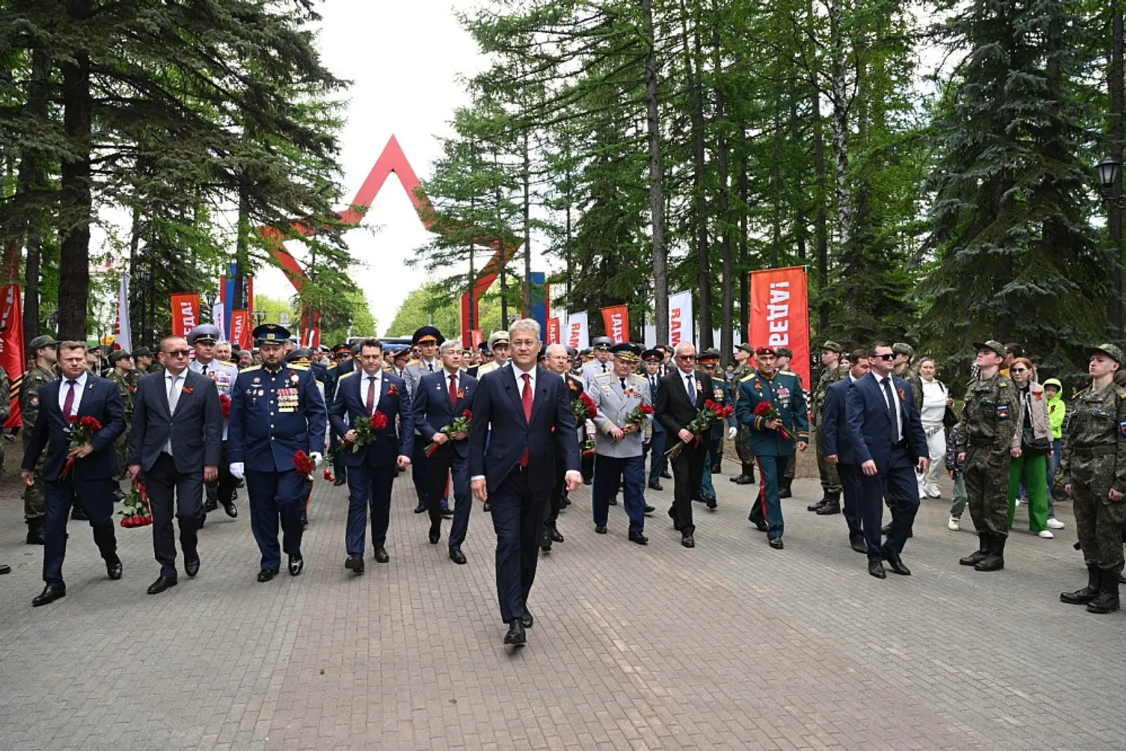 Радий Хәбиров Еңеү паркында Мәңгелек утҡа венок һалды