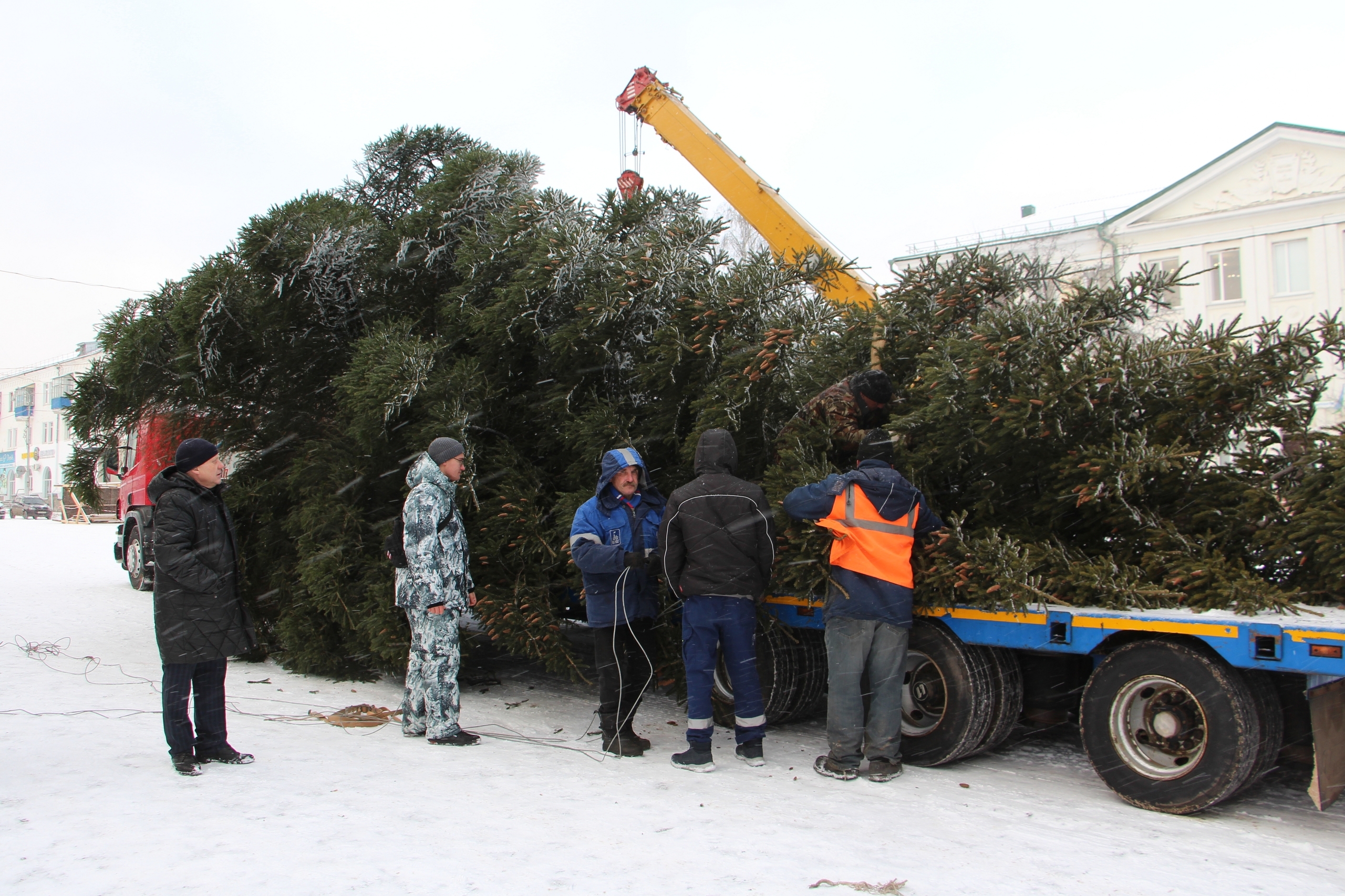 Райондың төп Яңы йыл майҙанына шыршы ҡуйылды