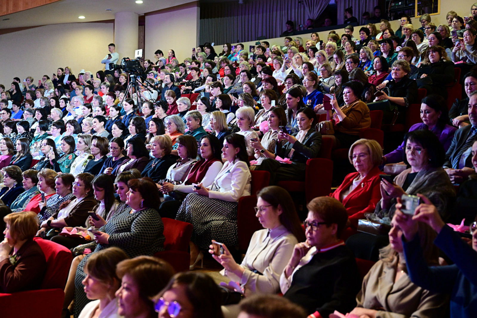 Радий Хәбиров Башҡортостан халҡын Халыҡ-ара ҡатын-ҡыҙҙар көнө менән ҡотланы