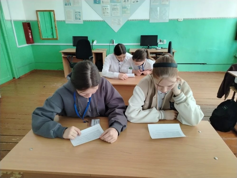 Мәтәүбашта бәләкәй ватан илһөйәрҙәре парта артында ултыра