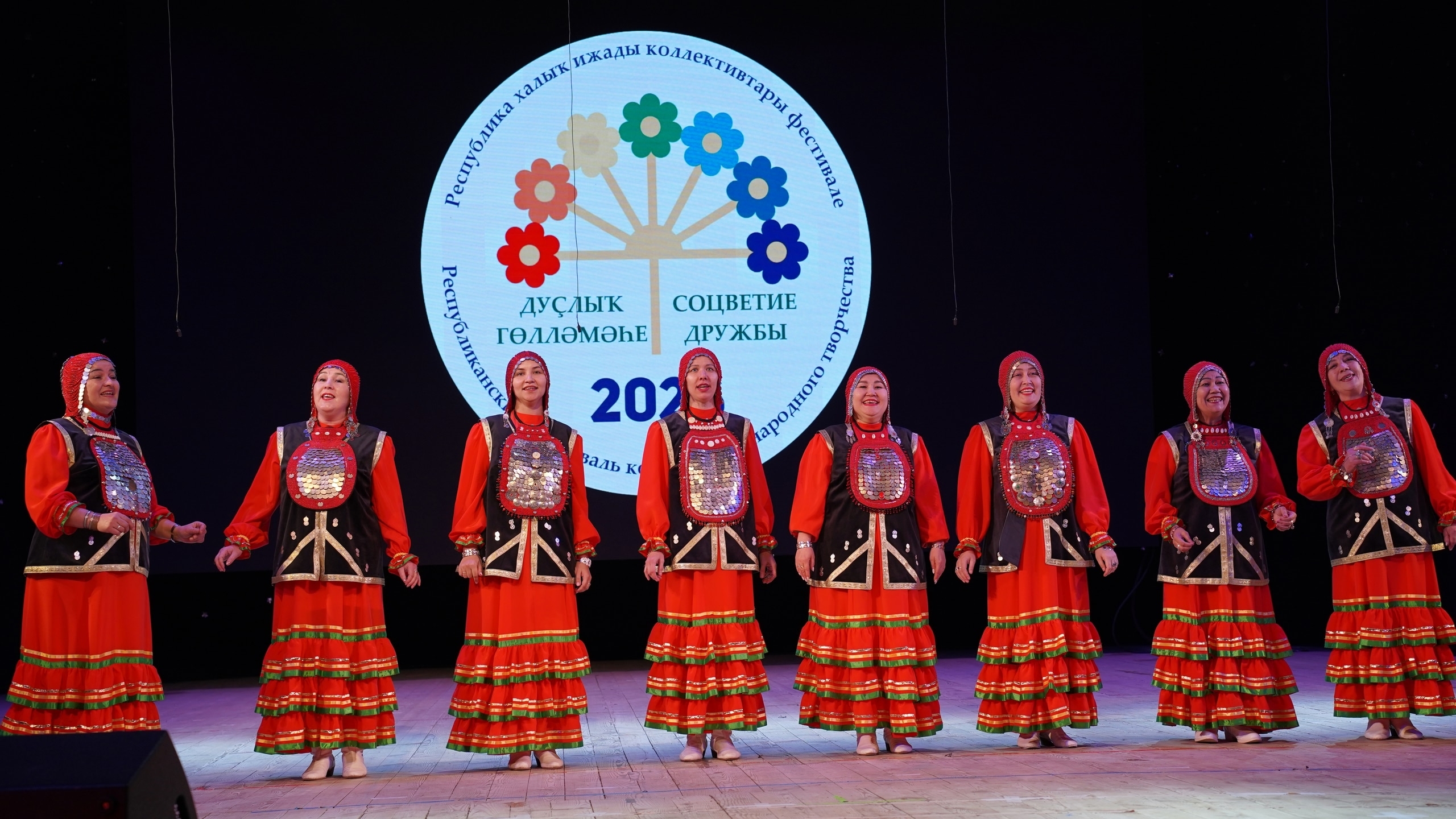 «Ләйсән» «Дуҫлыҡ гөлләмәһе» үҙешмәкәр сәнғәт коллективтары фестиваленә барҙы