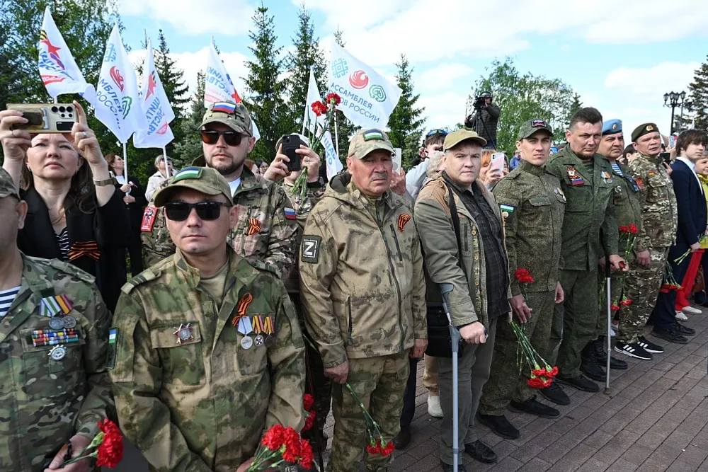 Радий Хәбиров Еңеү паркында Мәңгелек утҡа венок һалды