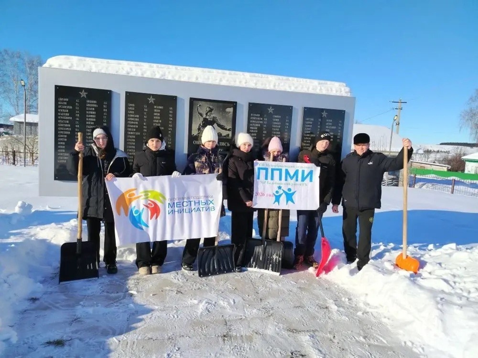 Мәтәүбашта хеҙмәт десантында ҡатнашыусылар Дан паркын ҡарҙан таҙартты