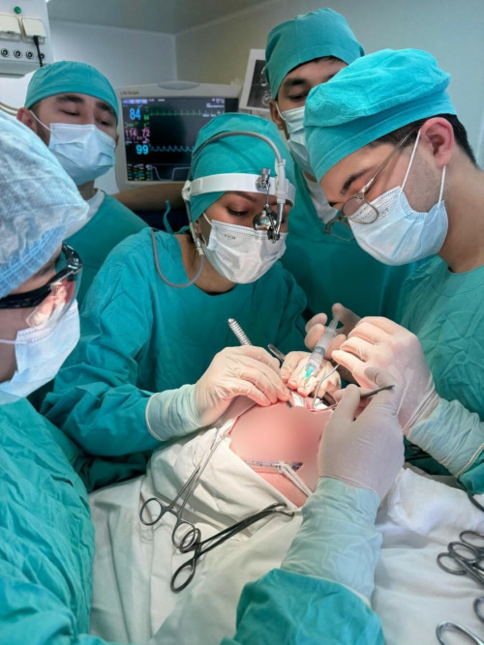 Врачи помогли бойцу СВО восстановить стенки глазницы и лица после боевой травмы