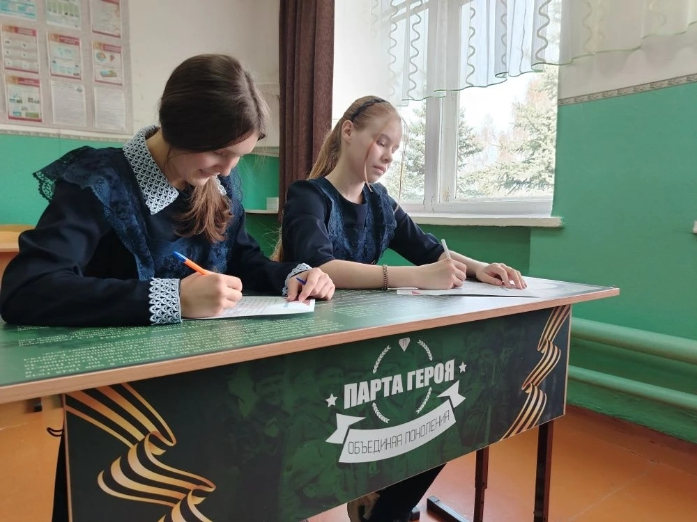 Мәтәүбашта бәләкәй ватан илһөйәрҙәре парта артында ултыра