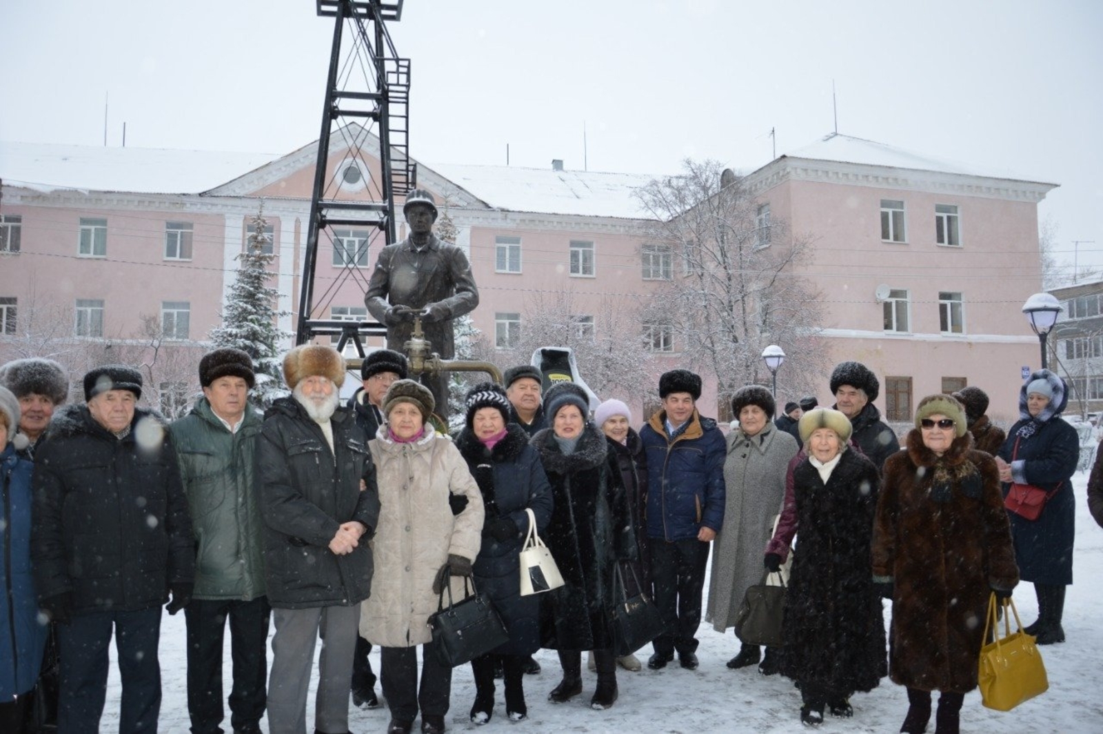 «Аксаковнефть» идаралығына - 70 йыл!   Төбәк тарихына сағыу биттәр яҙҙылар