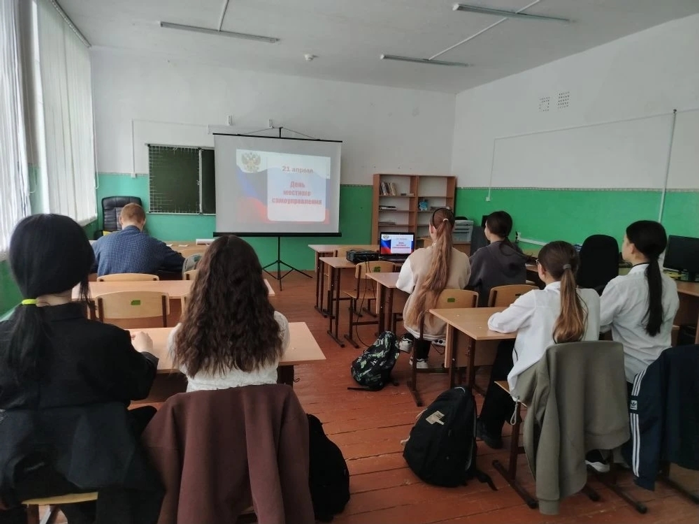 Мәтәүбашта бәләкәй ватан илһөйәрҙәре парта артында ултыра