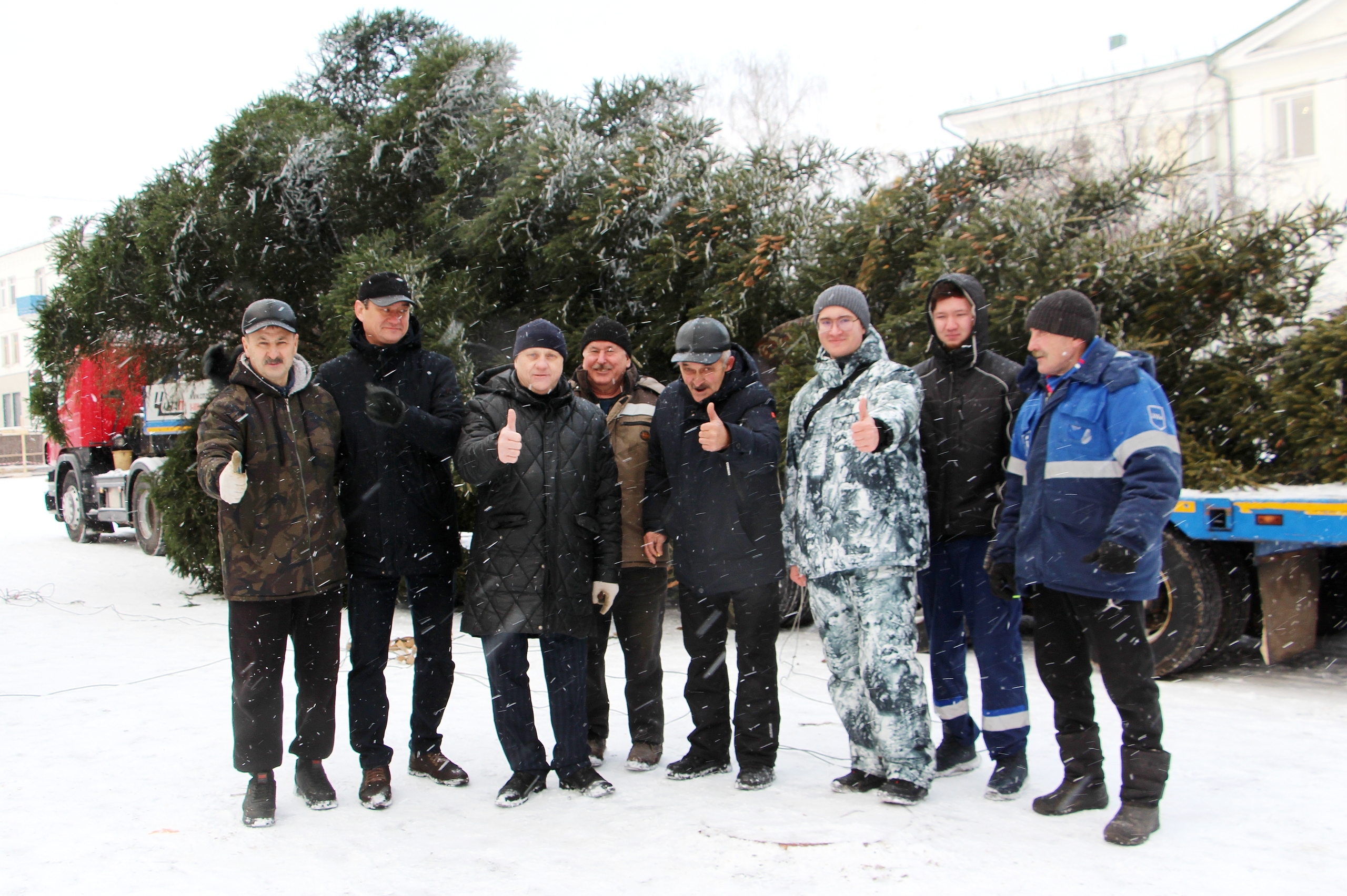 Райондың төп Яңы йыл майҙанына шыршы ҡуйылды