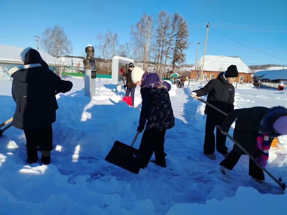 Мәтәүбашта хеҙмәт десантында ҡатнашыусылар Дан паркын ҡарҙан таҙартты