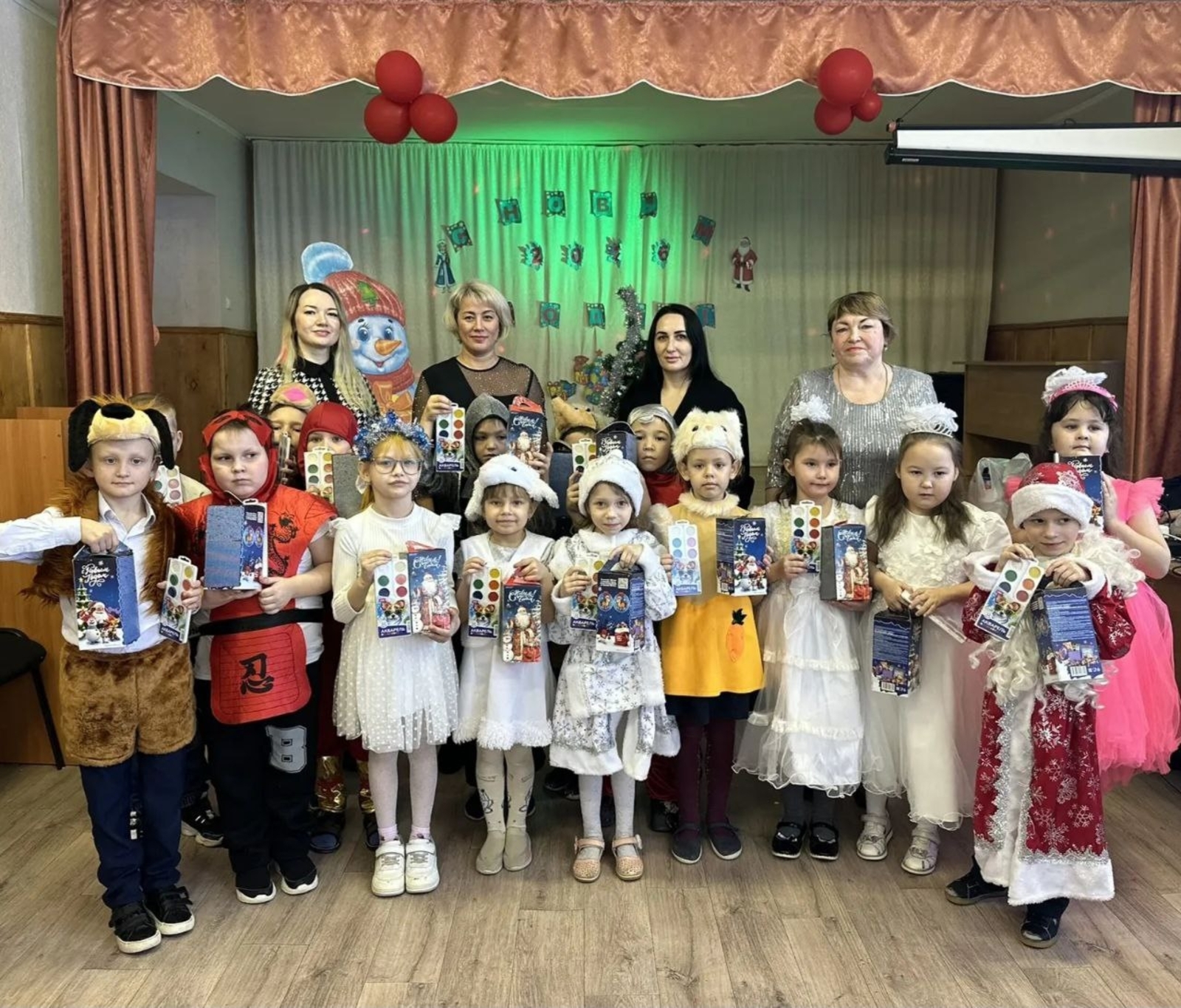 Суд вәкилдәре мәктәп-интернат тәрбиәләнеүселәрен Яңы йыл менән ҡотланы