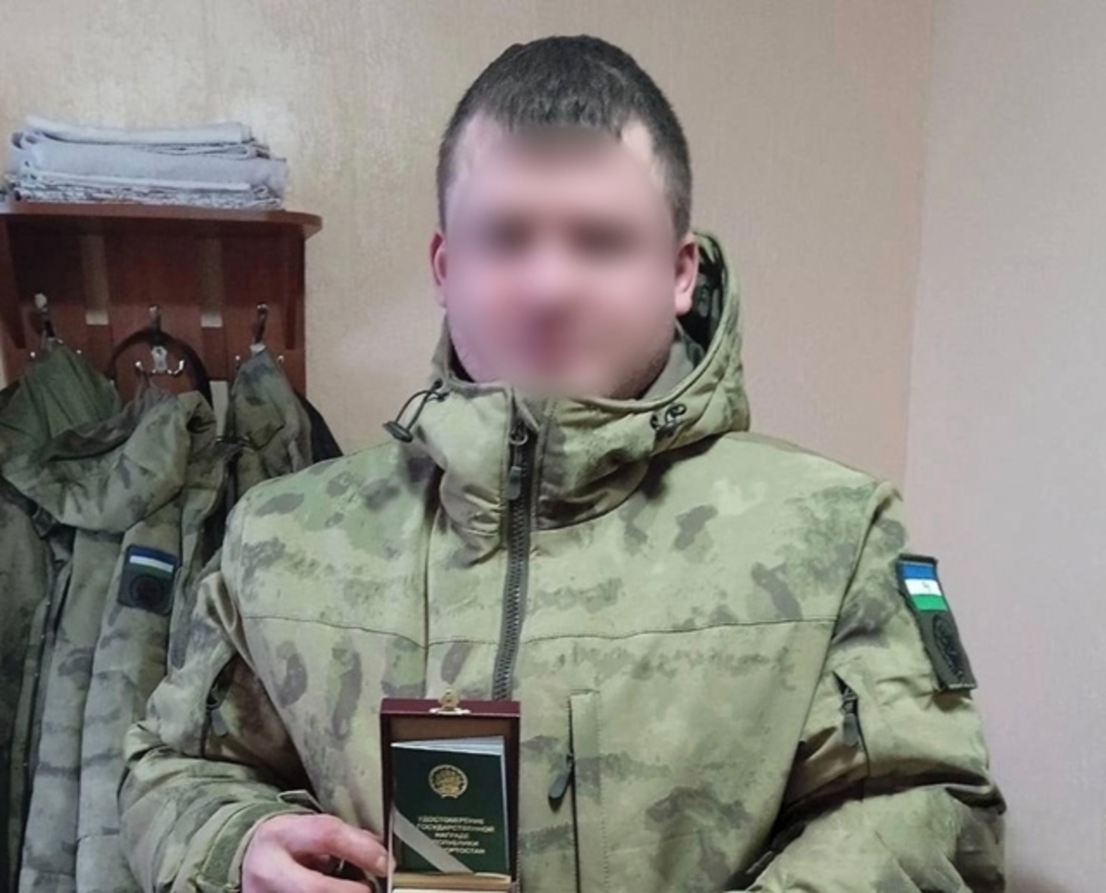 Мәктәпкә МХО-ла ҡатнашыусы Андрей Мангуловтан бүләк