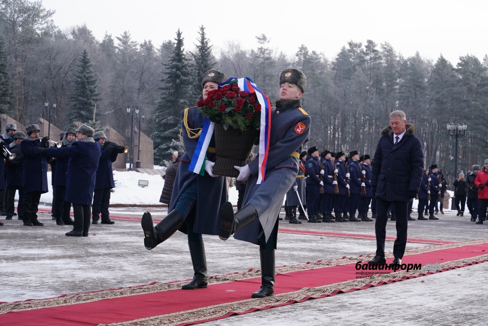 Радий Хәбиров Өфөлә Миңлеғәле Шайморатов һәйкәленә сәскәләр һалды