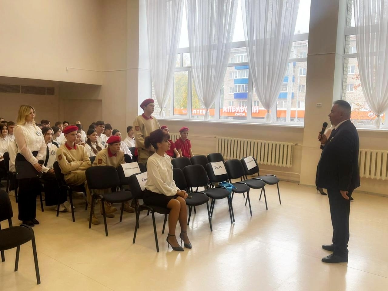 «Геройҙар менән диалогтар»: 15-се мәктәптә Рәсәй Геройы менән осрашыу