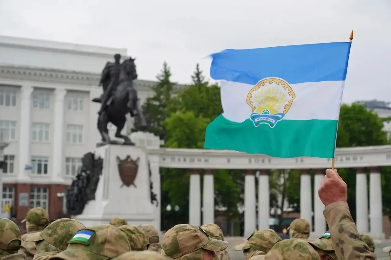 Радий Хәбиров Башҡортостандың Дәүләт флагы көнө менән ҡотланы